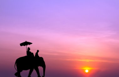 gün batımında turist filli siluet