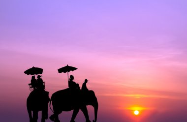 gün batımında turist filli siluet