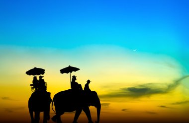 gün batımında turist filli siluet