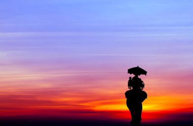 gün batımında turist filli siluet