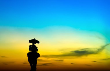 gün batımında turist filli siluet