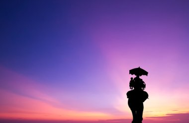 gün batımında turist filli siluet