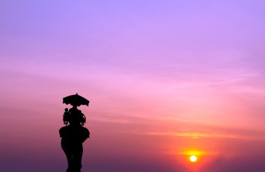 gün batımında turist filli siluet