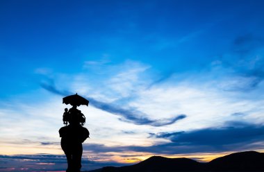 gün batımında turist filli siluet