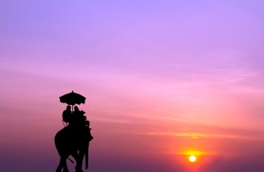 gün batımında turist filli siluet