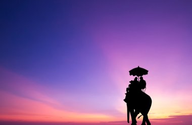 gün batımında turist filli siluet