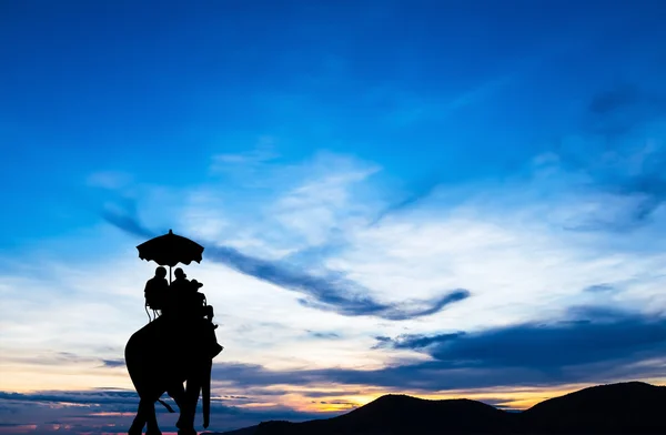 Silhouette elephant with tourist at sunset — Stock Photo, Image