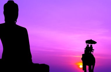 turist sunse, büyük Buda önünde filli siluet