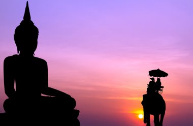 turist sunse, büyük Buda önünde filli siluet