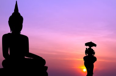 turist sunse, büyük Buda önünde filli siluet