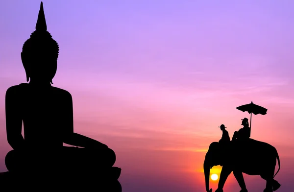 Elefante silhouette con turista di fronte al grande buddha al tramonto — Foto Stock