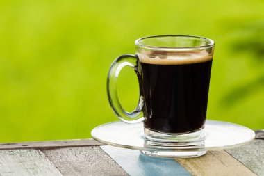 Sade doğa arka plan üzerinde kahve.