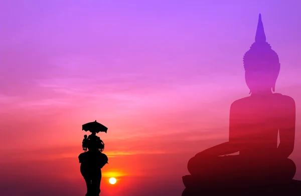 Éléphant silhouette avec touriste avec grand fond de bouddha à s — Photo