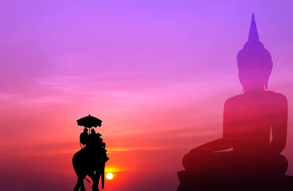 Elefante silhouette con turista con grande sfondo buddha a s — Foto Stock
