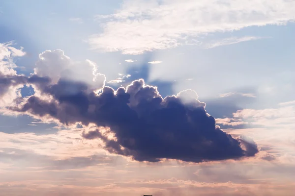 Schöner blauer Himmel mit Wolken und Sonnenstrahlen — Stockfoto