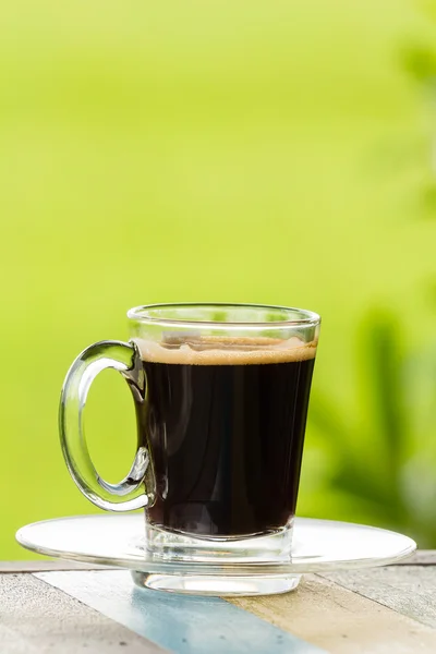 Schwarzer Kaffee auf Naturhintergrund. — Stockfoto