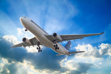 Arka plan ticari uçak uçan bulutlar ve güneş ışınları