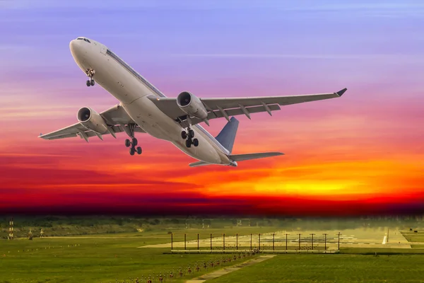 Kommersiella flygplan ta av vid vacker solnedgång — Stockfoto