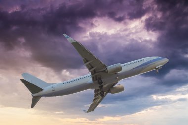 Ticari uçak fırtına bulutları adam ile gün batımında uçan