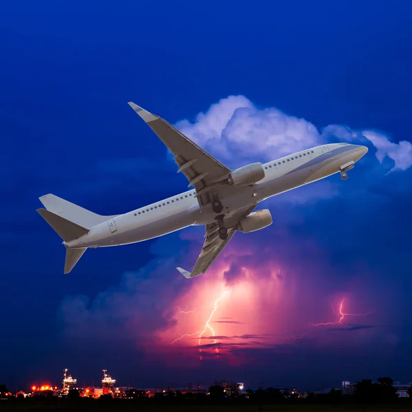 Avião comercial voando com nuvens e trovoada backgrou Fotografia De Stock