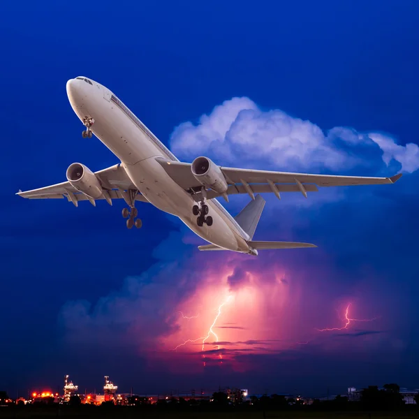 Avião comercial voando com nuvens e trovoada backgrou Imagens Royalty-Free