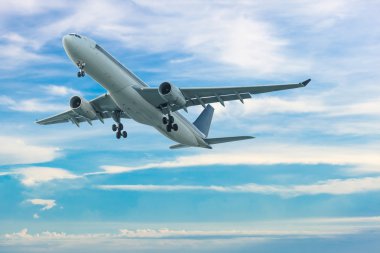 Ticari uçak mavi gökyüzü arka plan ile uçan