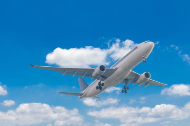 Ticari uçak mavi gökyüzü arka plan ile uçan