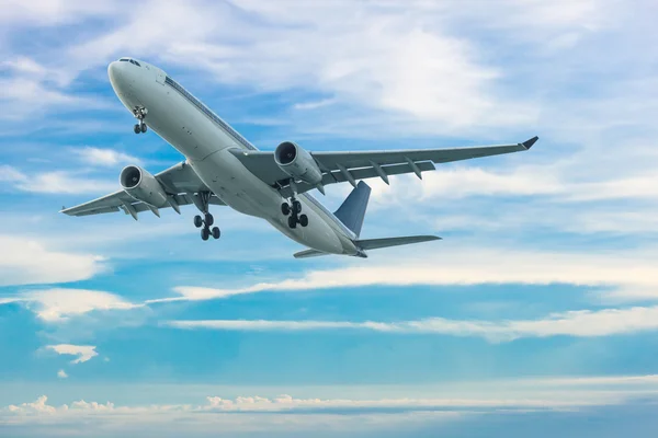 Avião comercial voando com fundo azul céu — Fotografia de Stock