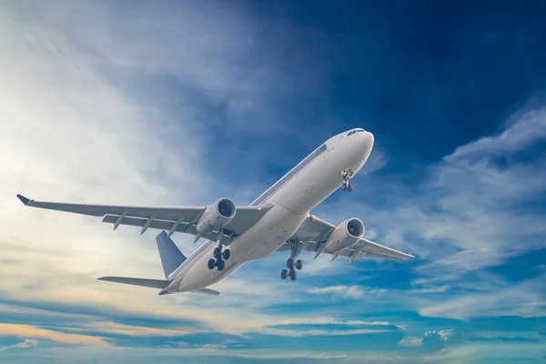 Commercial airplane flying with blue sky background — Stock Photo, Image