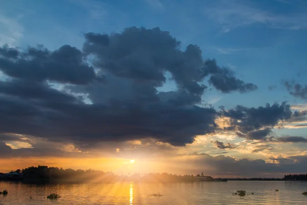 Solnedgång himlen med sunray bredvid floden abstrakt för bakgrund — Stockfoto