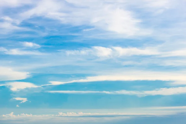 Mooie blauwe lucht met wolken — Stockfoto