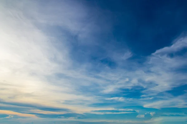 Bellissimo cielo blu con nuvole — Foto Stock