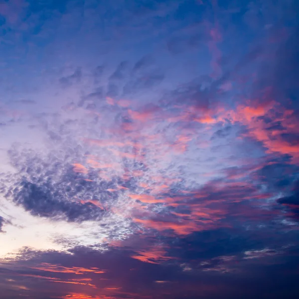 Закатное небо на заднем плане — стоковое фото