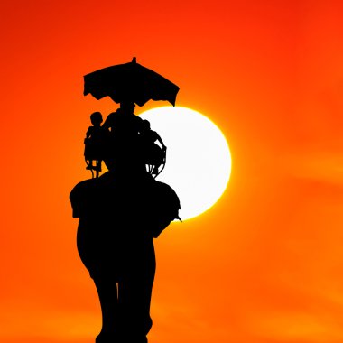 gün batımında turist filli siluet