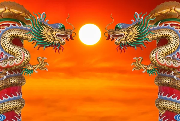 Estátua de dragão de estilo chinês ao pôr do sol — Fotografia de Stock