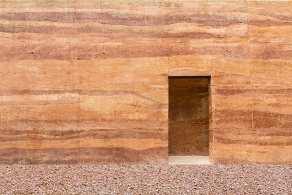 Pared de piedra con puerta y piso de piedra en frente —  Fotos de Stock