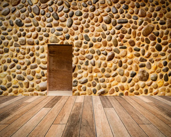 Muro di pietra con porta e pavimento in legno davanti — Foto Stock
