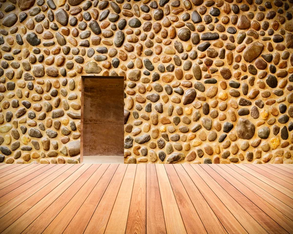 Pared de piedra con puerta y suelo de madera en frente — Foto de Stock