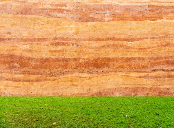 Çim zemin önünde kapalı taş duvar — Stok fotoğraf