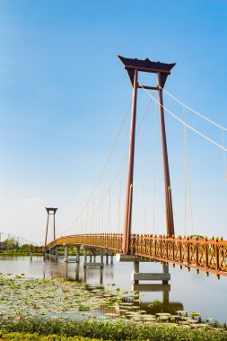 Çok güzel bir köprü gölden mavi gökyüzü arka plan