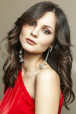 şık ve moda portre. genç güzel kız stüdyoda poz. bir çok iyi, basit ve rahat kılığına girmiş. sonbahar ruh hali ve duygular bir kadın