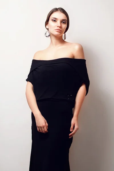 Retrato de mujer elegante en un vestido simple de lujo sobre fondo blanco hermosas ventanas —  Fotos de Stock