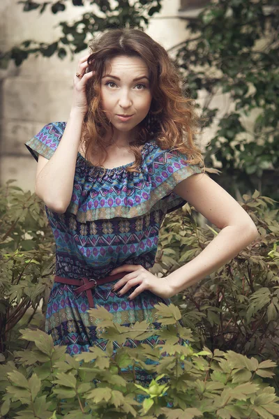Retrato de verão de uma menina emocional em um belo vestido azul no parque — Fotografia de Stock