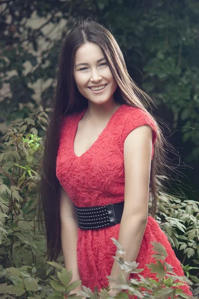 Retrato de moda de una hermosa chica en el parque en una mañana de verano Asiáticos —  Fotos de Stock