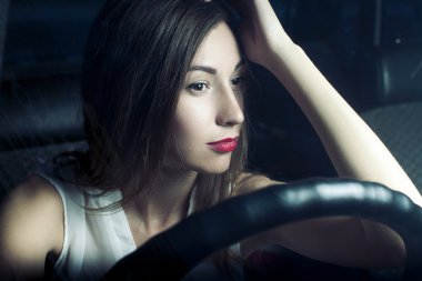 genç kız pozlar retro araba sıcak sonbahar yakınındaki