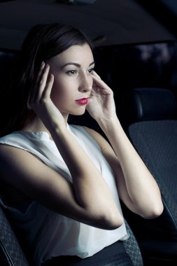 genç kız pozlar retro araba sıcak sonbahar yakınındaki