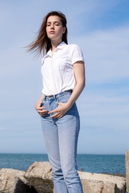 Düz kıyafetlerini giymiş genç güzel kız