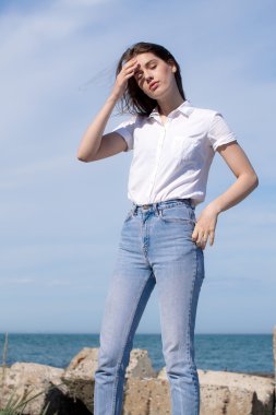 Düz kıyafetlerini giymiş genç güzel kız