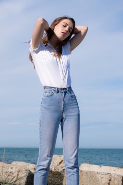 Düz kıyafetlerini giymiş genç güzel kız