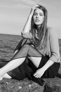 güzel bir kız portresi kim denize yakın poz